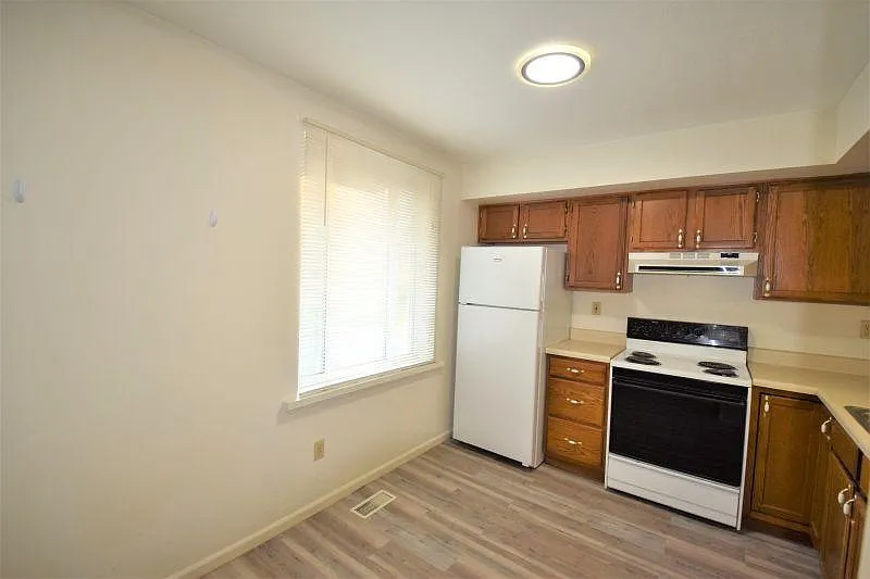 Large Eat-in Kitchen - 803 Station St #1