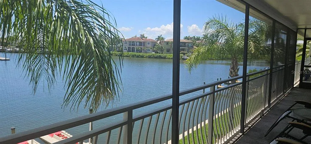 2 bed, 2.0 bath, 1100 sqft, $2,400 — Photo 2