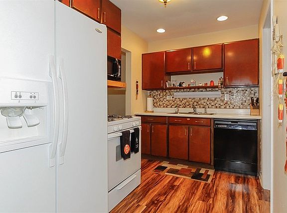 5th image of 7101 Hawthorne Ln