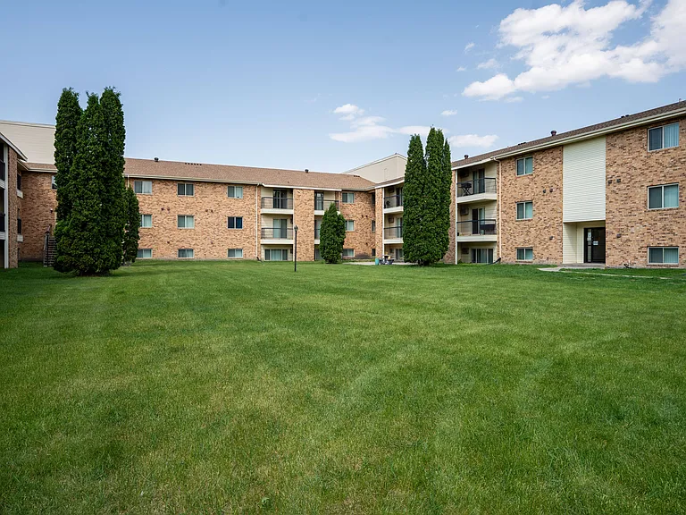 Grand Forks, ND Columbia West Apartments | Courtyard