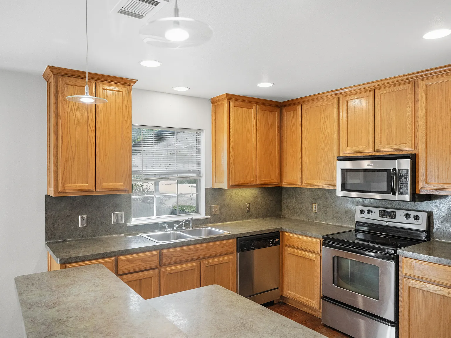 2 bed, 1200 sqft, $1,750 — Photo 3