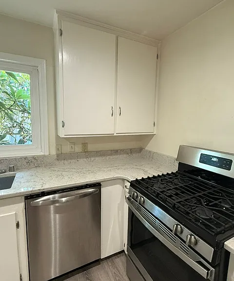 320 Lomitas Ln — Photo 4