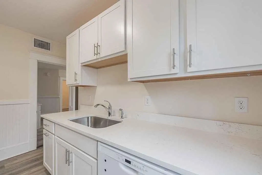 3 bed, 1350 sqft, $2,500 — Photo 2