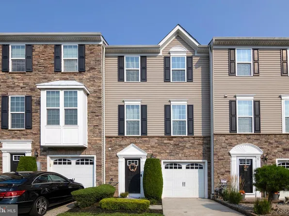 14 Village Green Ln, Sicklerville, NJ 08081