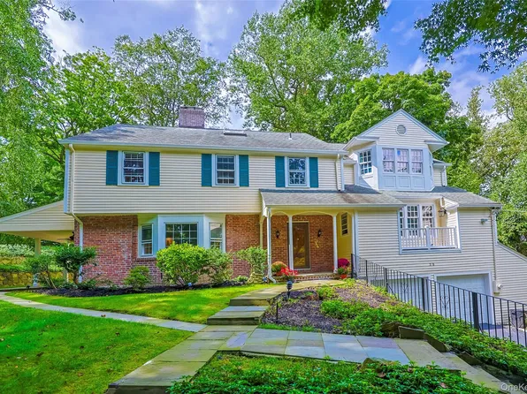 38 The Oaks, Roslyn, NY 11576