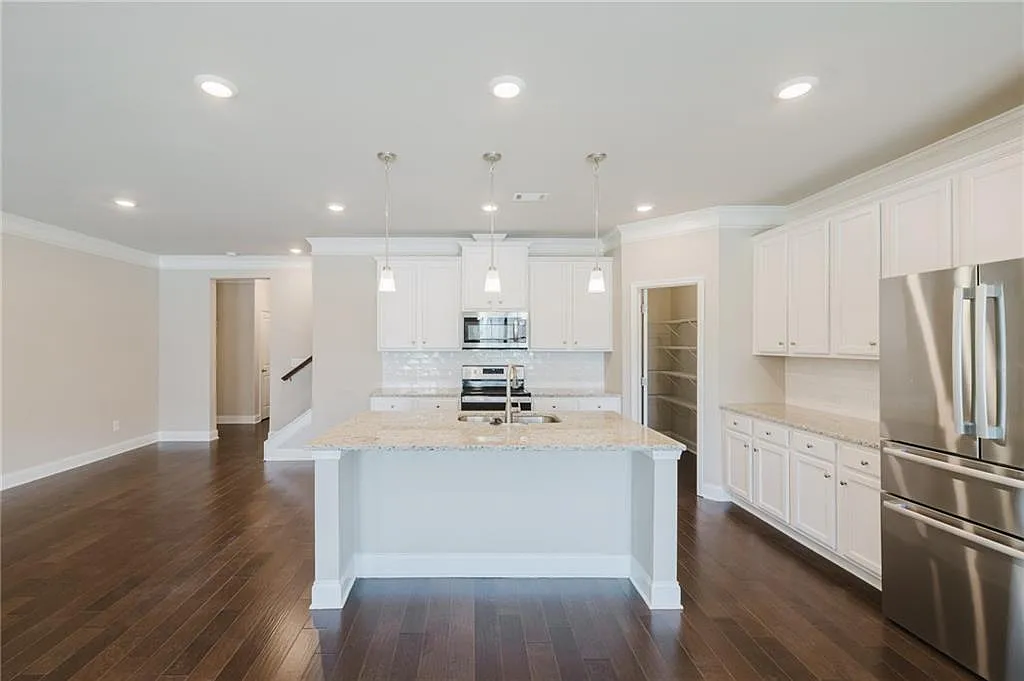 3 bed, 2.5 bath, 2268 sqft, $2,200 — Photo 4