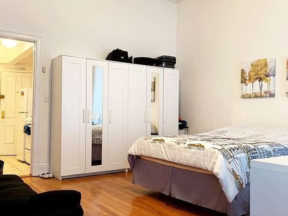 5th image of 122 E 61st St APT 1A