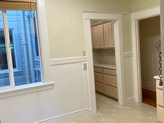 Kitchen & Prep Area