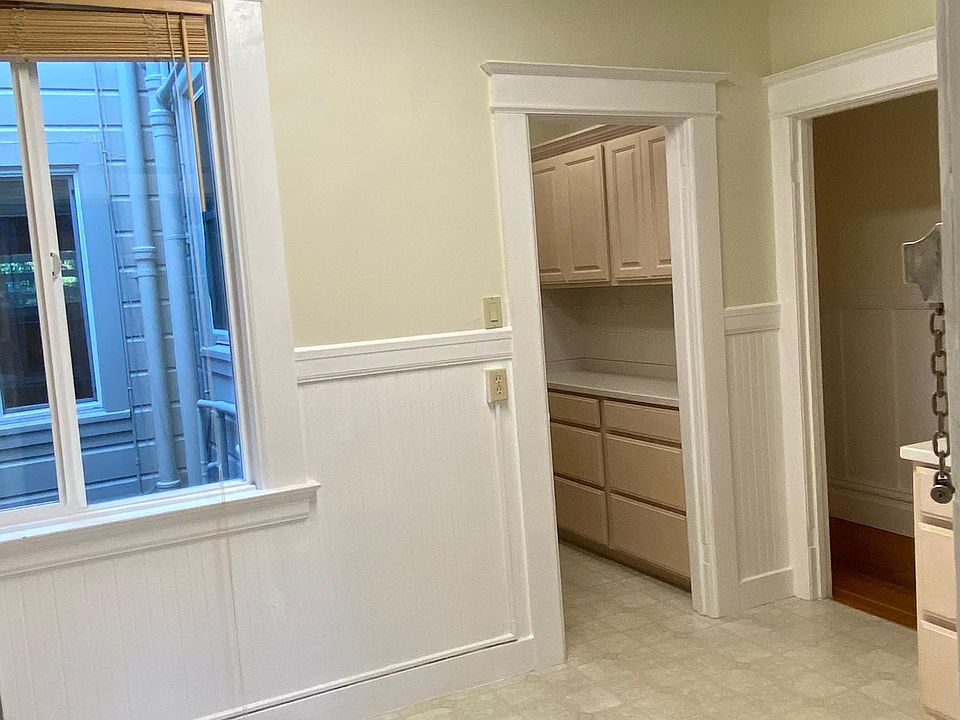 Kitchen & Prep Area