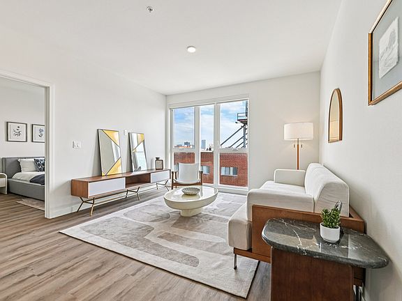 4th image of 988 S Manhattan Pl #516