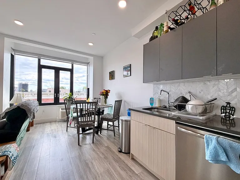 327 Communipaw Ave #403 — Photo 4