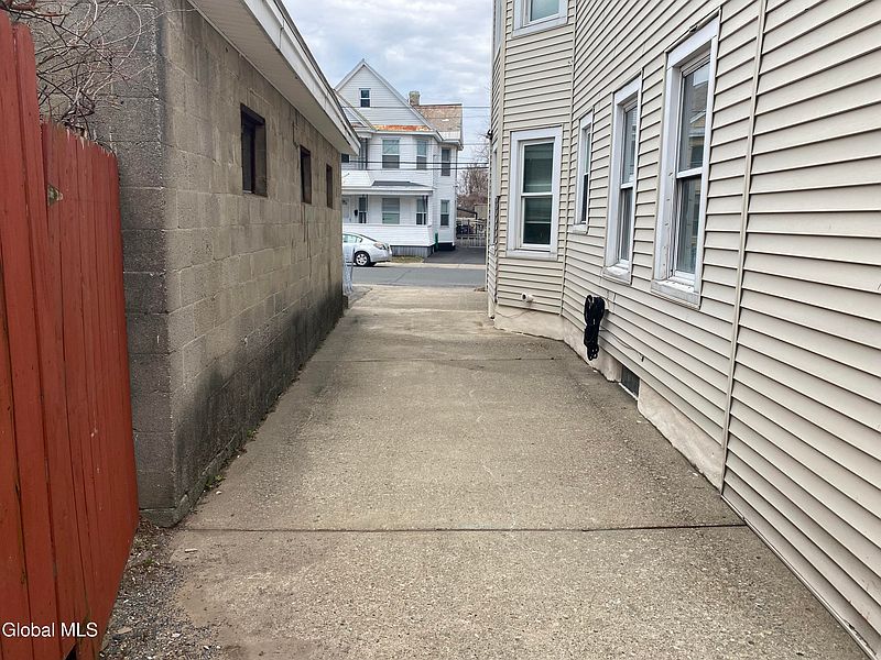 4th image of 972-974 Main Avenue