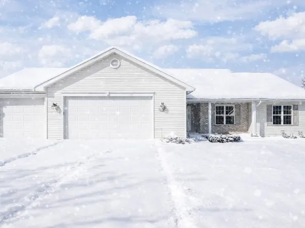N1677 Arnies Ln, Greenville, WI 54942