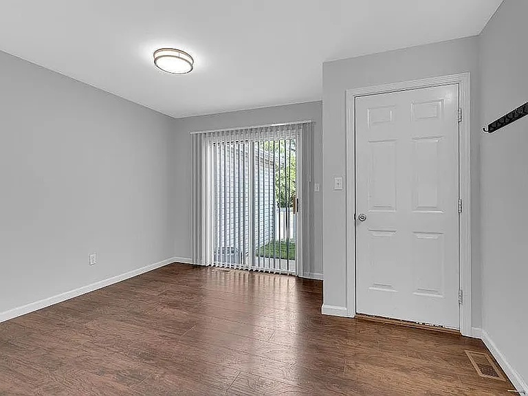 401 Heritage Commons Cir — Photo 38