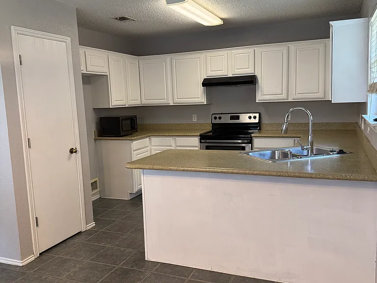 516 Lone Star St — Photo 3