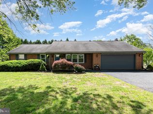 1025 Crystal Creek Dr, Mechanicsburg, PA 17050