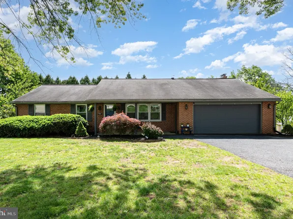 1025 Crystal Creek Dr, Mechanicsburg, PA 17050