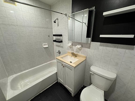 4th image of 72 Somers St APT 1