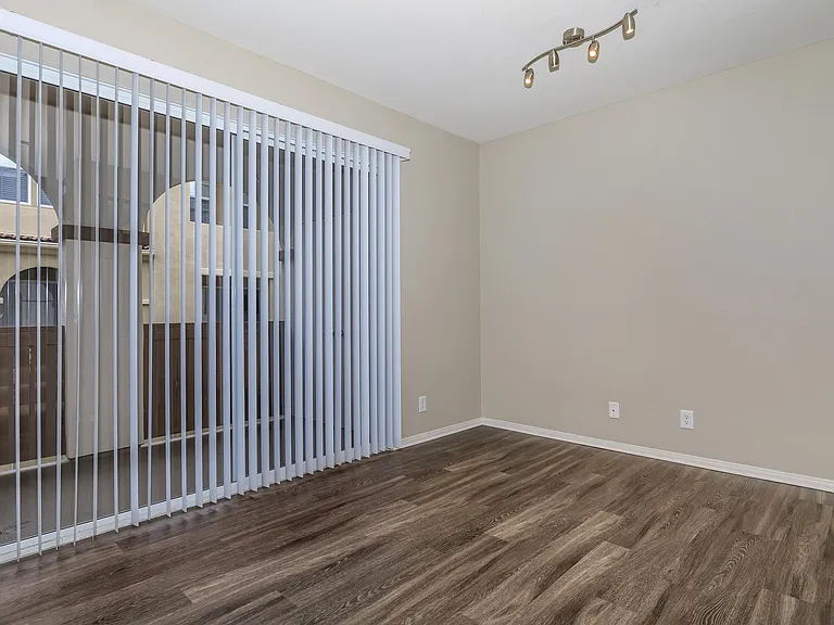 Laurel Glen Apartment Homes — Photo 35