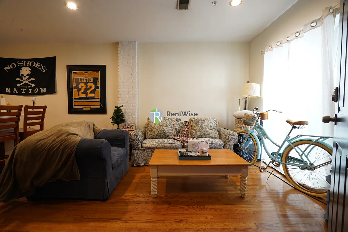 Building Photo - 550 E 3rd St #1