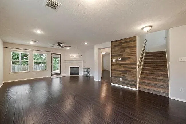 4 bed, 2.5 bath, 2289 sqft, $2,300 — Photo 4