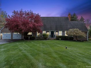 3165 Woodpine Ct, Rochester, MI 48306