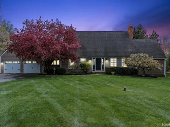 3165 Woodpine Ct, Rochester, MI 48306