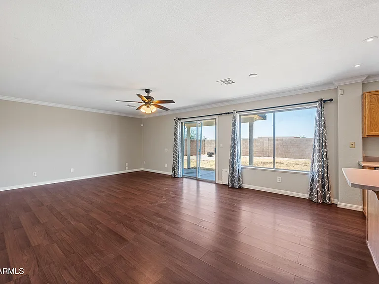 210 E Jasper Ct — Photo 4