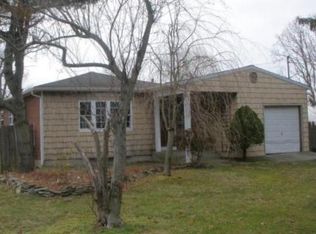 14 Woodbine Ave, Bay Shore, NY 11706