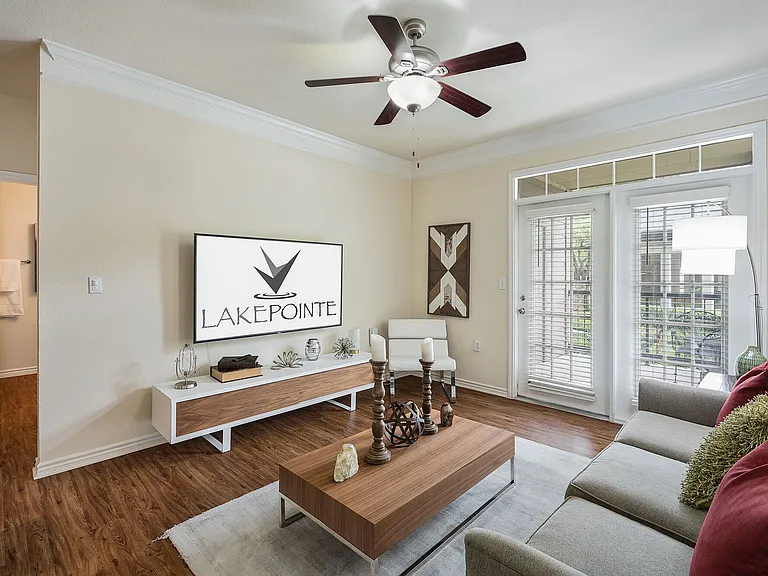 Lake Pointe Apts — Photo 9
