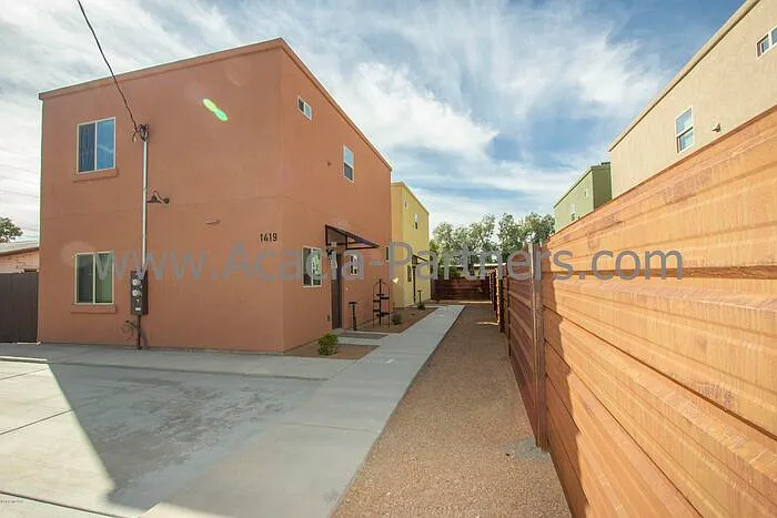 1421 N Belvedere Ave — Photo 2