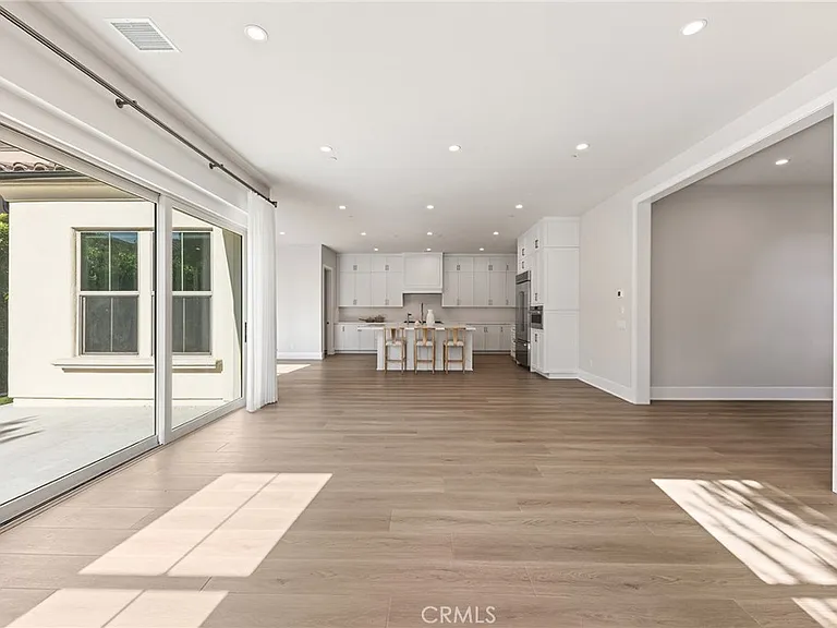207 Alora — Photo 16