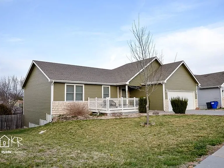 631 Tall Grass Dr — Photo 3