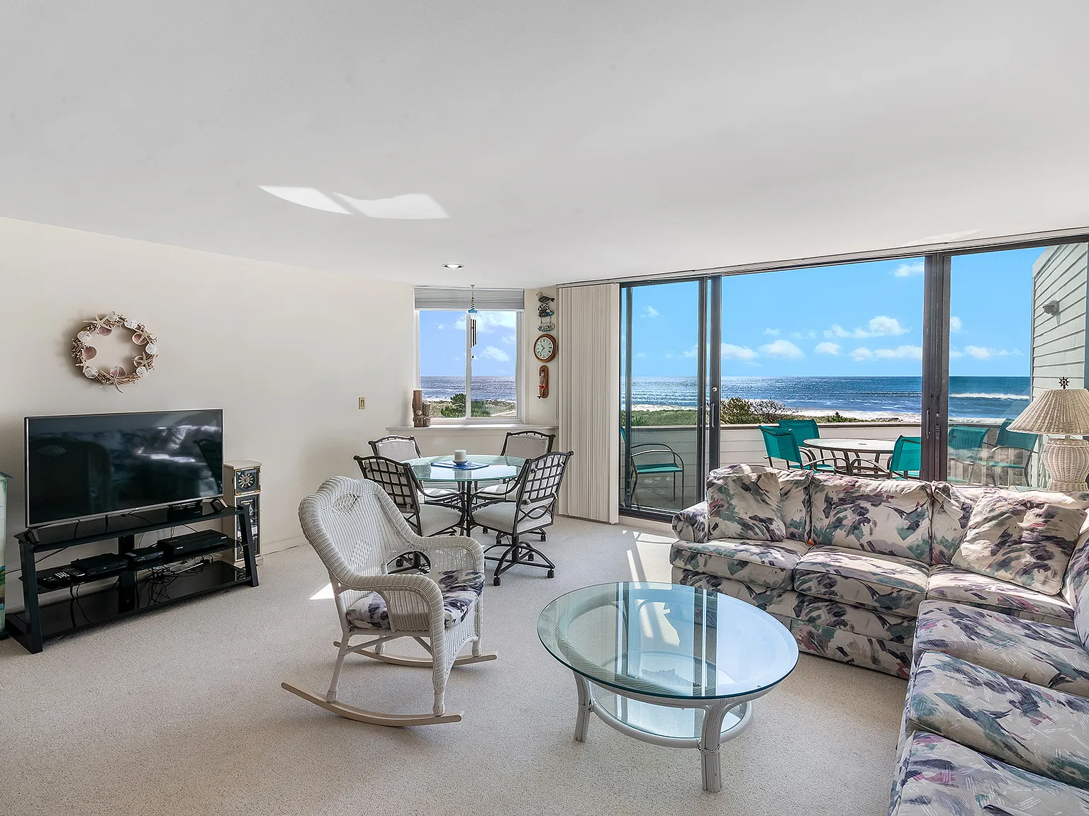 Oceanfront Condo — Photo 2