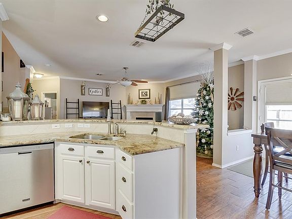 5th image of 4844 Gloucester Dr
