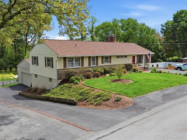 13315 Apple Hill Dr, Hagerstown, MD 21742