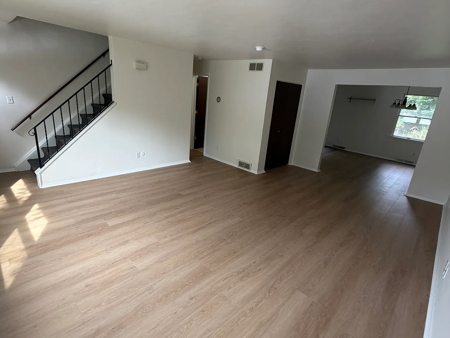 3 bed, 1.5 bath, 1600 sqft, $1,800 — Photo 3