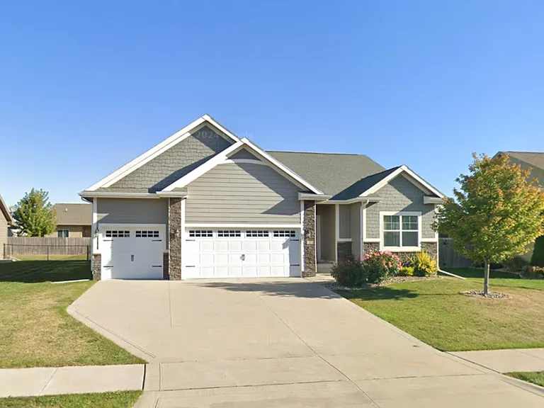 615 NE Bowman Dr — Photo 1
