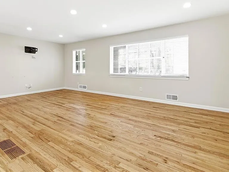 2176 Riverside Dr — Photo 11