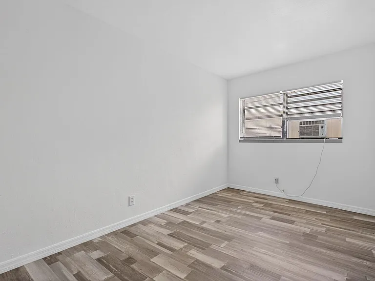 2275 NE 12th St #13 — Photo 10