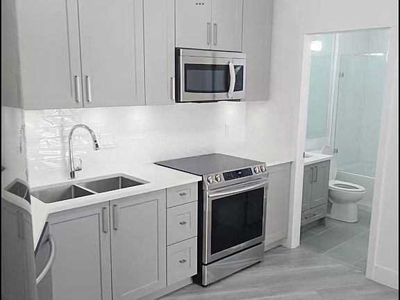 5th image of 9689 140th St #5XX