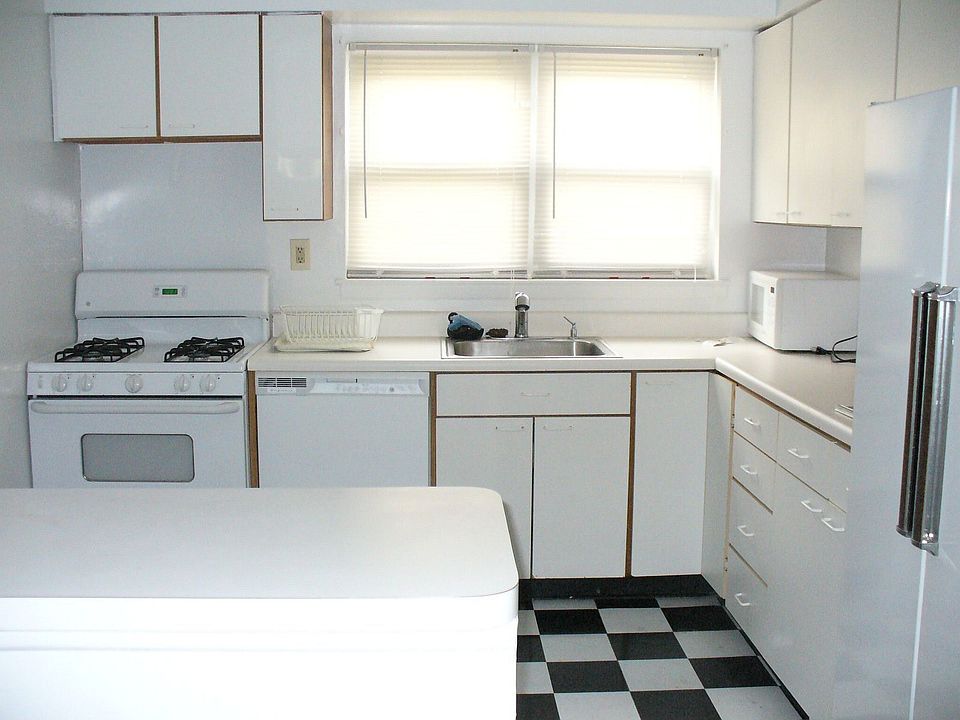 Kitchen w/ breakfast bar