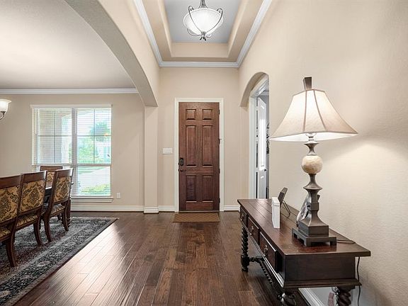 Looking back to the front door you can appreciate the beautiful lighting, bright tones and nice architectural details of the trey ceiling.
