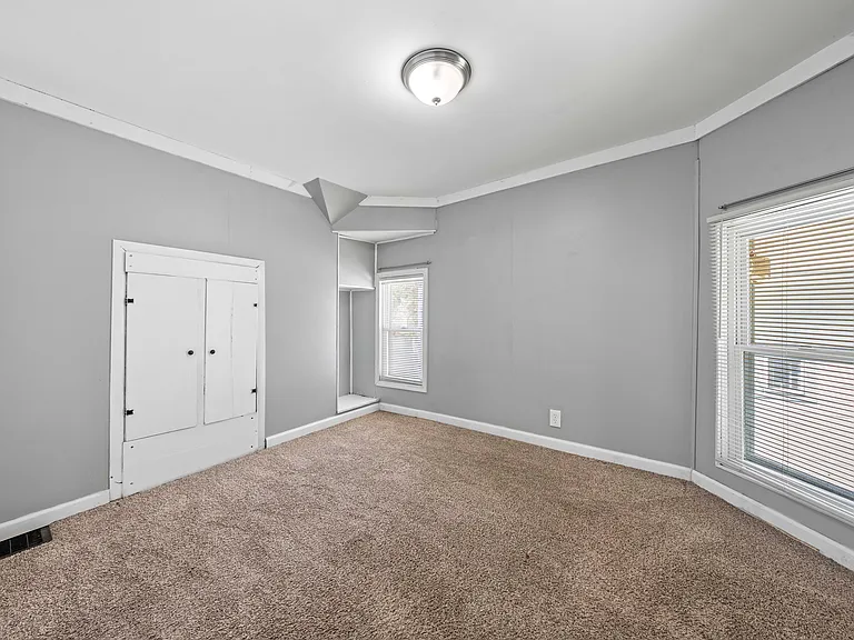 559 S Goodman St — Photo 30