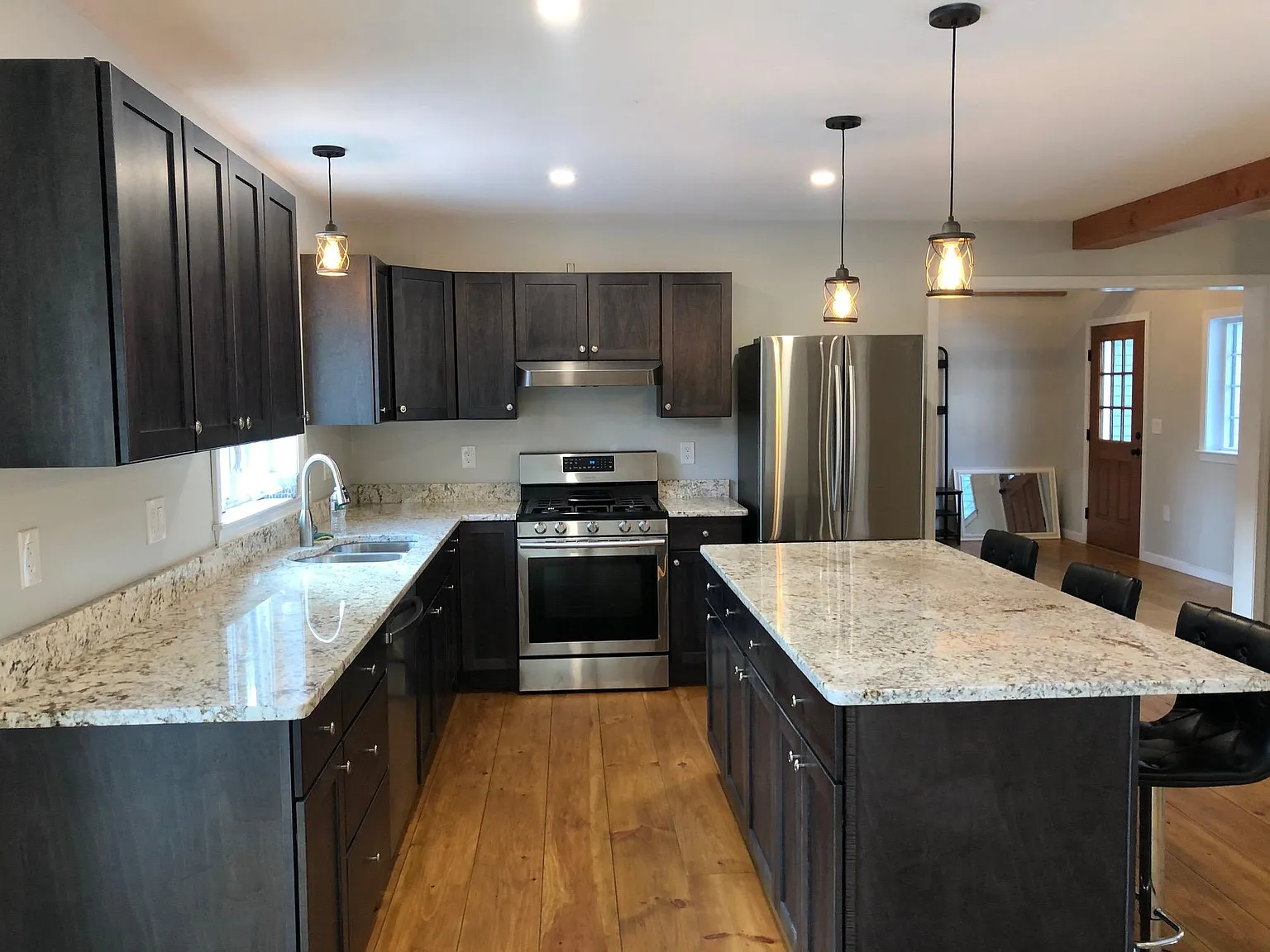 3 bed, 2.5 bath, 2200 sqft, $4,000 — Photo 1
