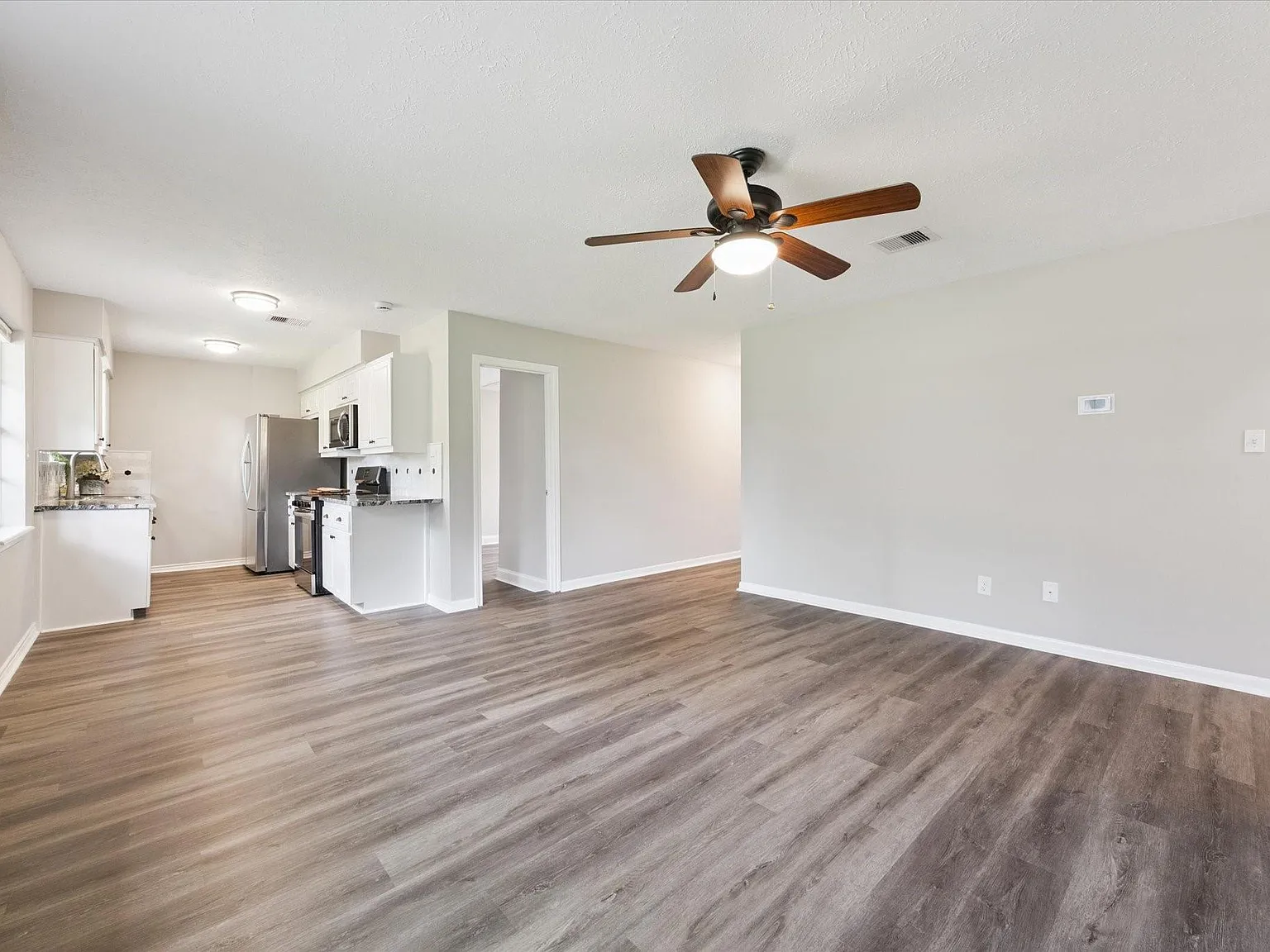 3 bed, 1.5 bath, 1336 sqft, $1,995 — Photo 3