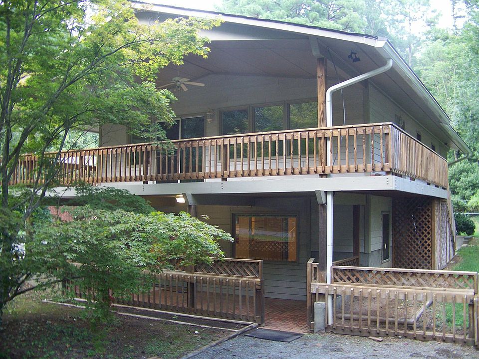 Upstairs Unit- Expansive deck overlooking trees