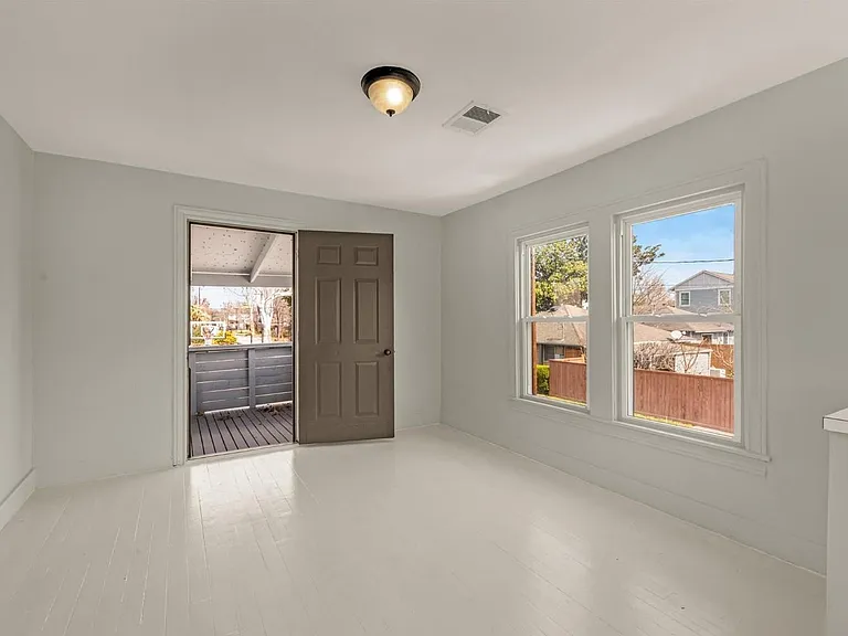 2415 Columbia St — Photo 17