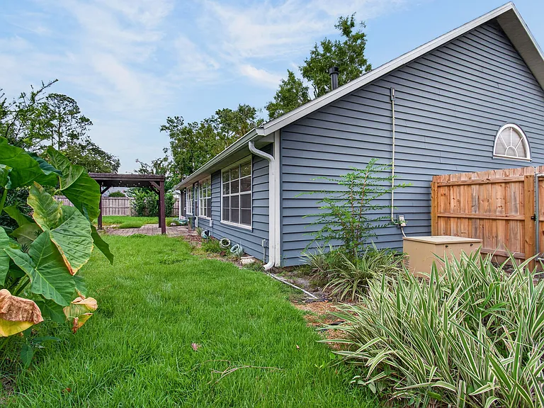 2324 NW 40th Pl — Photo 49
