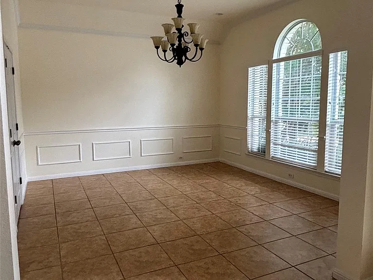 2412 Tivoli Dr — Photo 6
